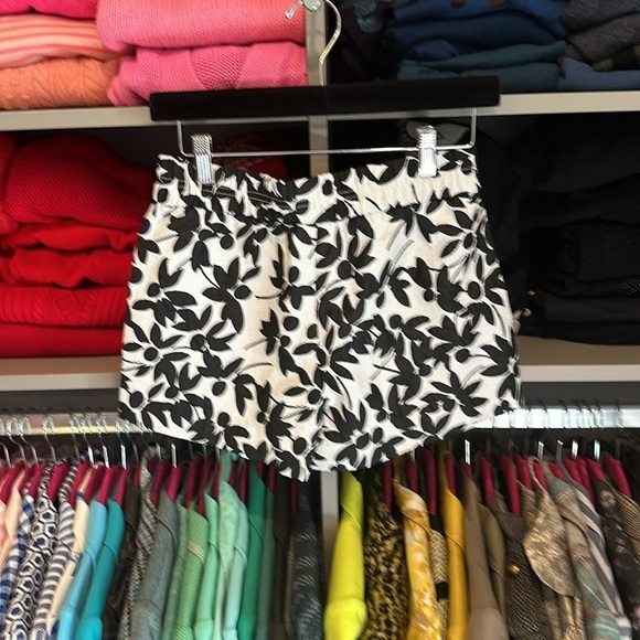 J crew white with black flowers elasticized waistband 3” shorts size 0 - Picture 3 of 3